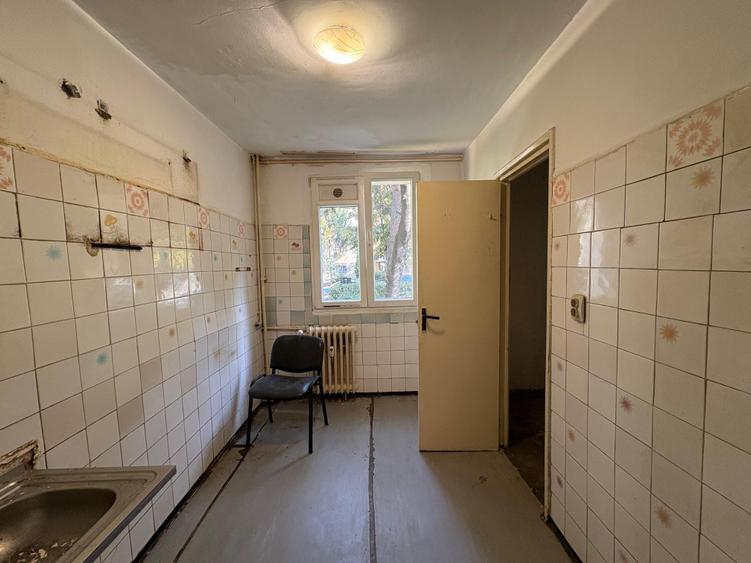 Apartament cu 3 camere semidecomandat în Berceni