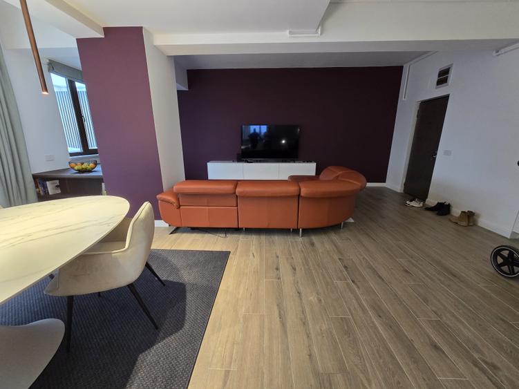Penthouse cu 4 camere decomandat, mobilat în Centru Civic