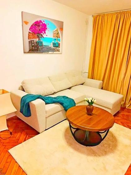 Apartament cu 3 camere decomandat, mobilat în Dacia