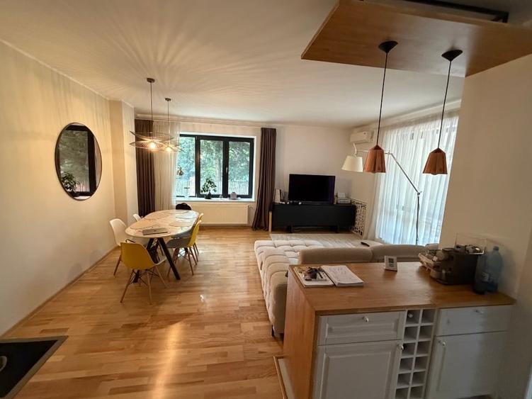 Apartament cu 4 camere decomandat, mobilat în Central