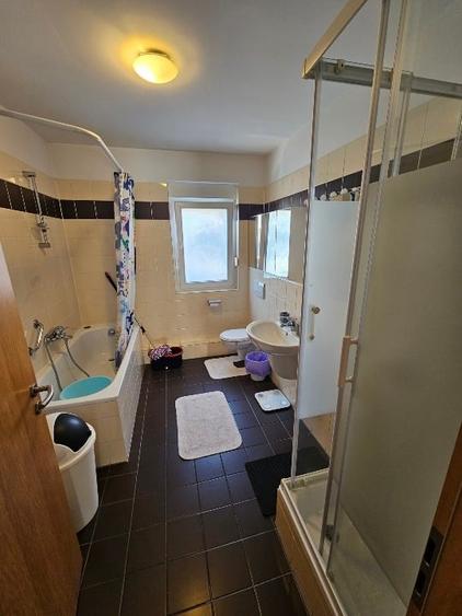 Apartament cu 3 camere semidecomandat, mobilat în Central