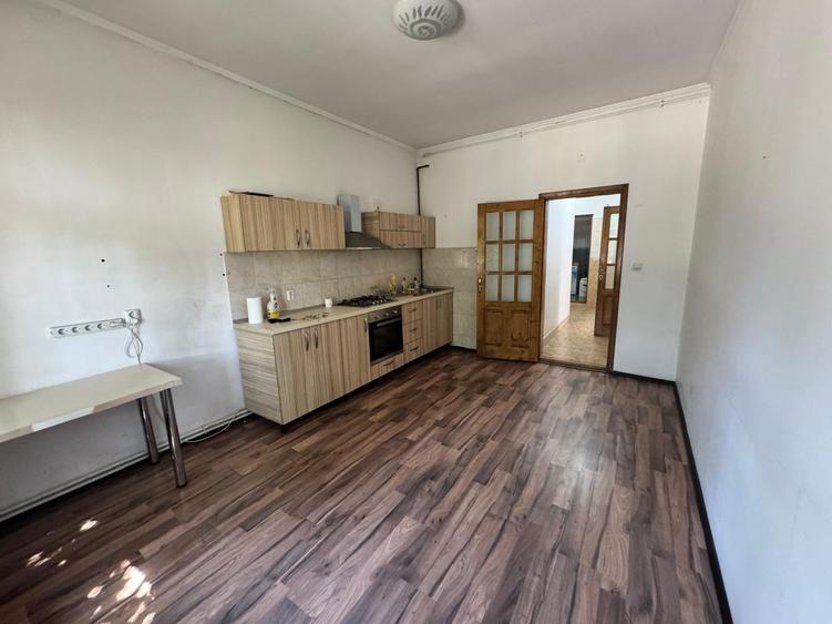 Casă individuală cu 5 camere cu Teren 1500 Mp în Tunari