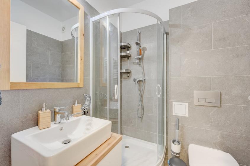 Apartament cu 4 camere semidecomandat, mobilat în Chitila