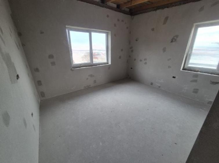 Casă individuală cu 4 camere cu Teren 250 Mp în Cetate