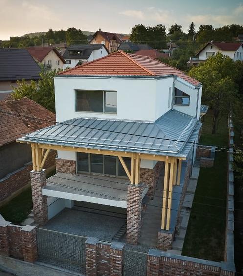 Casă individuală cu 8 camere cu Teren 596 Mp în Dâmbul Rotund