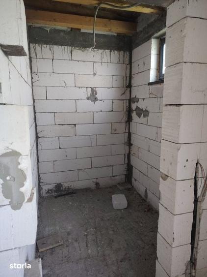 Casă cu 4 camere cu Teren 250 Mp în Cernele