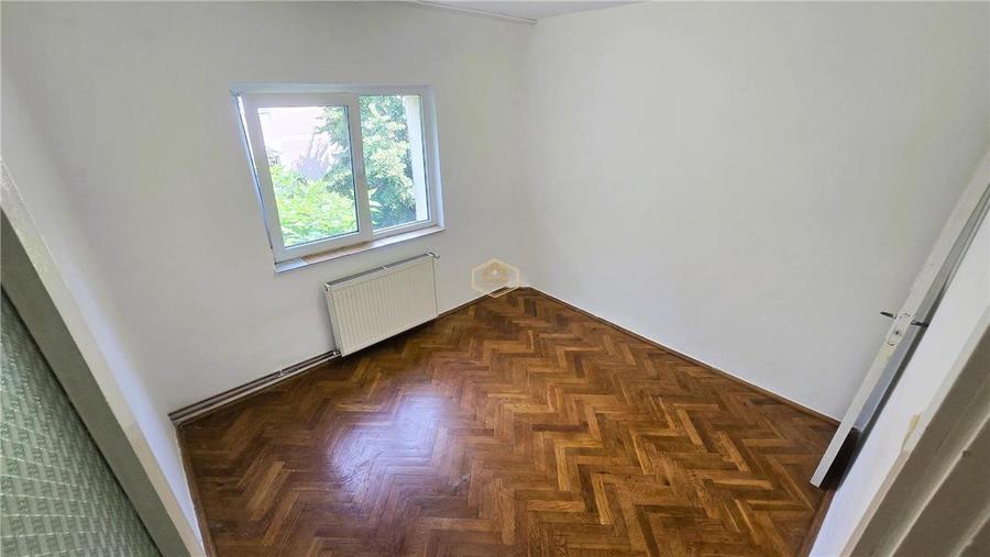 Apartament cu 4 camere decomandat în Micro 16