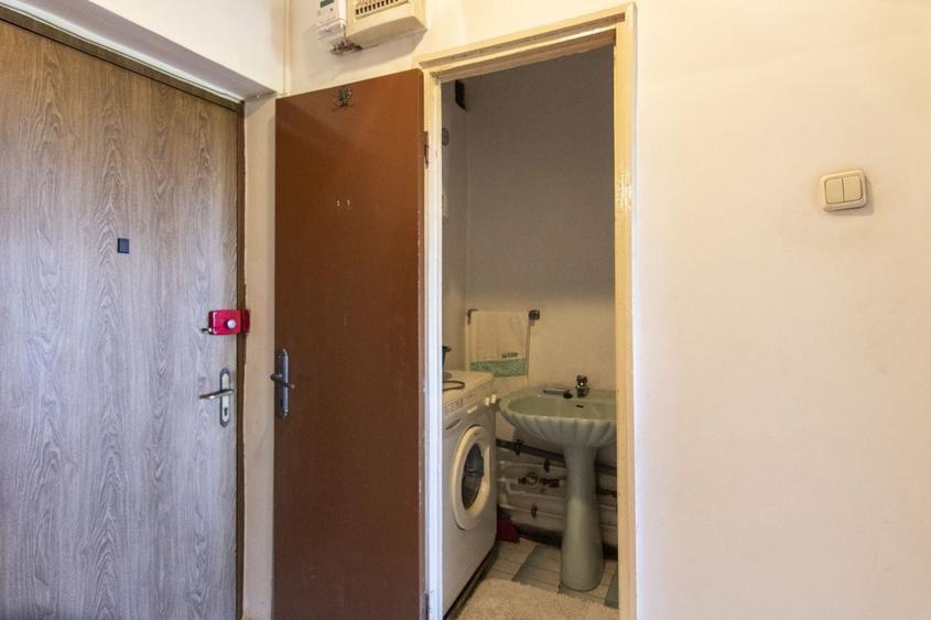 Apartament cu 3 camere semidecomandat, mobilat în Păcii