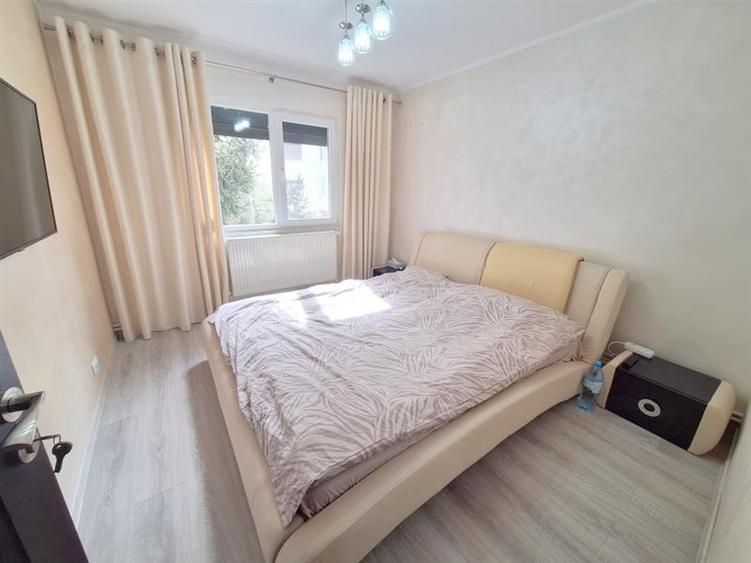 Apartament cu 3 camere decomandat în Milcov