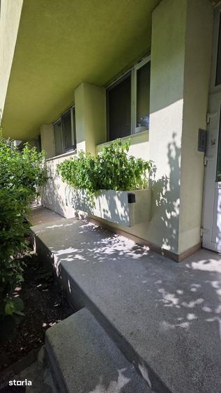 Apartament cu 3 camere semidecomandat în Tei