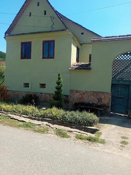 Casă cu Teren 1300 Mp în Amnaș