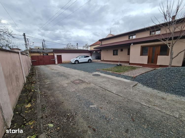 Casă cu 4 camere decomandat în Central