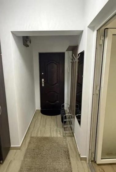 Apartament cu 2 camere semidecomandat, mobilat în Tei