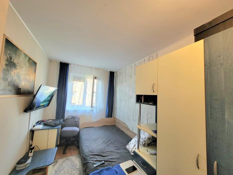 Apartament cu 3 camere decomandat în Florilor