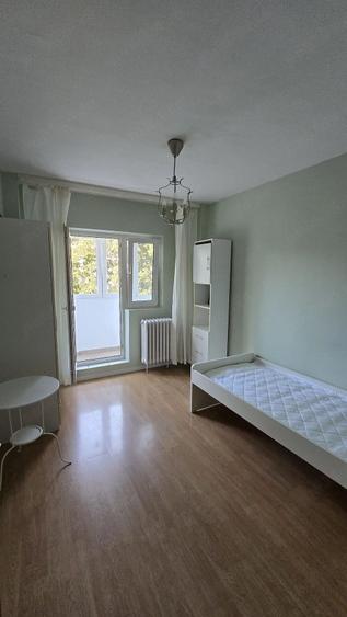 Apartament cu 4 camere semidecomandat în Teiul Doamnei