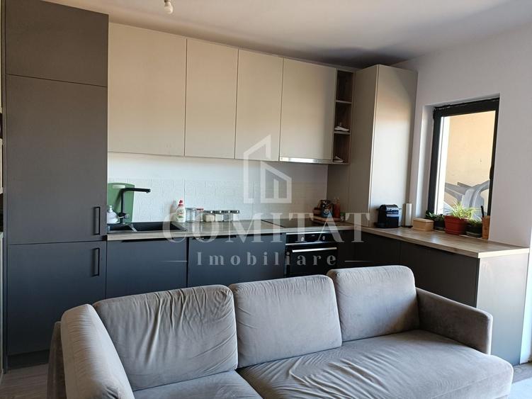 Apartament cu 3 camere semidecomandat, mobilat în Florești