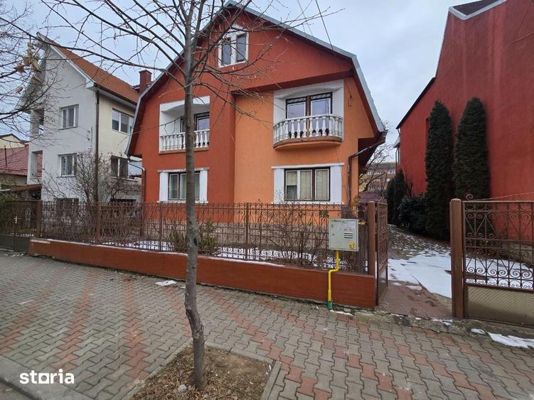 Casă cu 8 camere cu Teren 800 Mp în Independenței