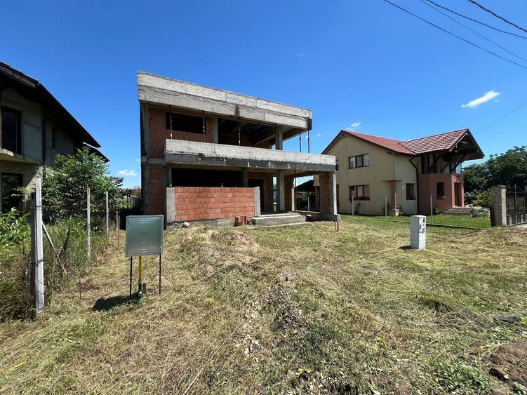 Casă individuală cu 5 camere cu Canalizare în Peciu Nou