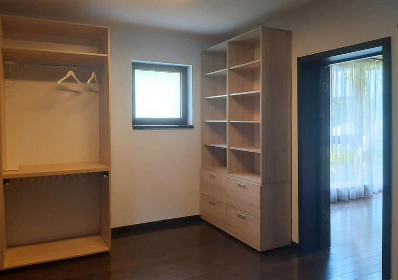 Casă individuală cu 5 camere cu Canalizare în Noua