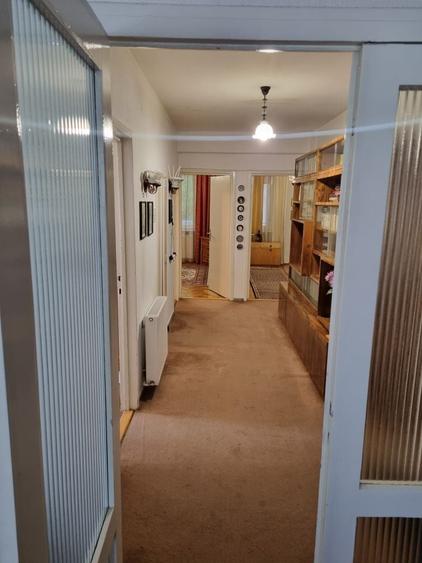 Apartament cu 3 camere decomandat în Calea București