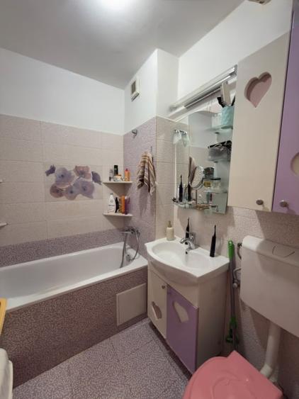 Apartament cu 3 camere semidecomandat, mobilat în Nord