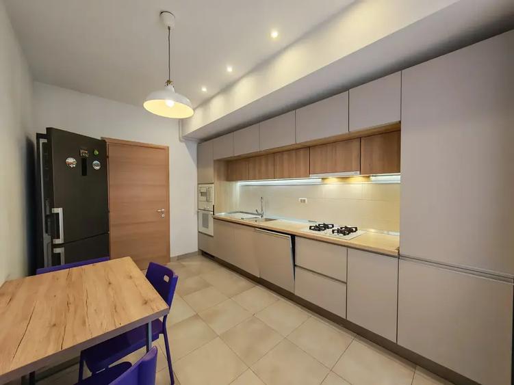 Apartament cu 3 camere decomandat, mobilat în Barbu Văcărescu
