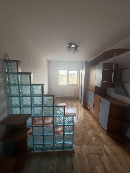 Apartament cu 3 camere semidecomandat în Central