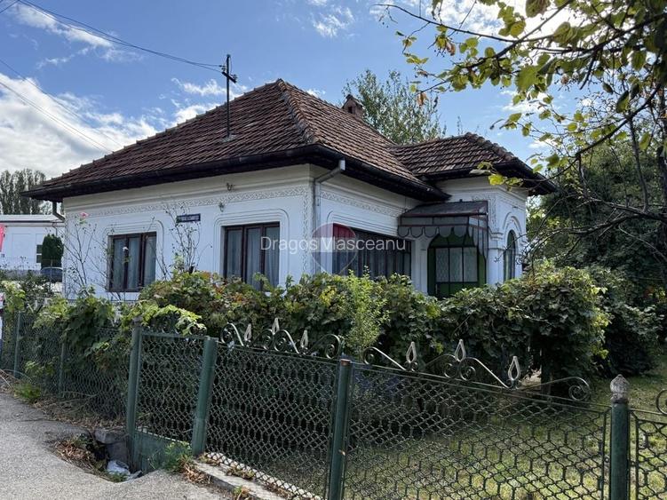 Casă de vânzare cu 6 camere in Câmpulung - zona Sud