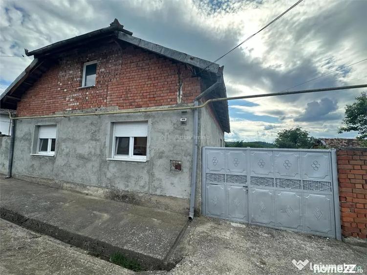 Casă cu 3 camere cu Teren 1438 Mp în Central