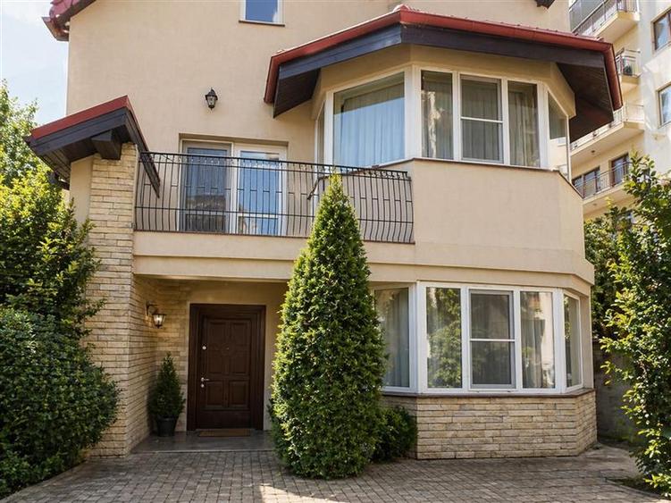 Casă individuală cu 9 camere cu Canalizare în Tudor Vladimirescu