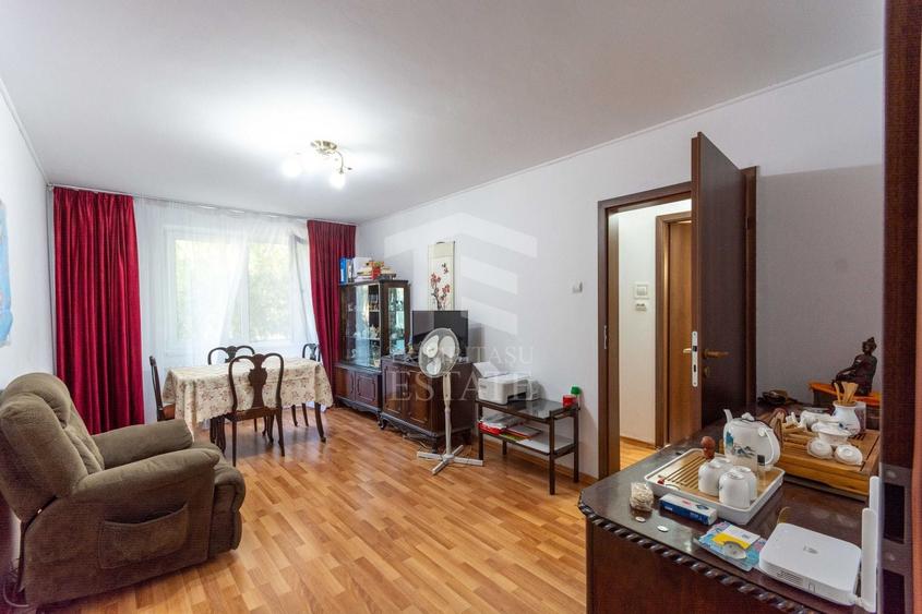 Apartament cu 4 camere semidecomandat în Iancului