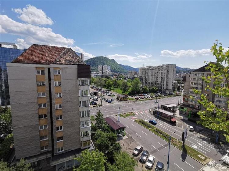 Apartament cu 2 camere semidecomandat, mobilat în Centrul Civic