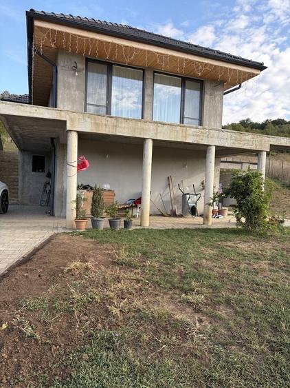 Casă cu 4 camere în Poienița
