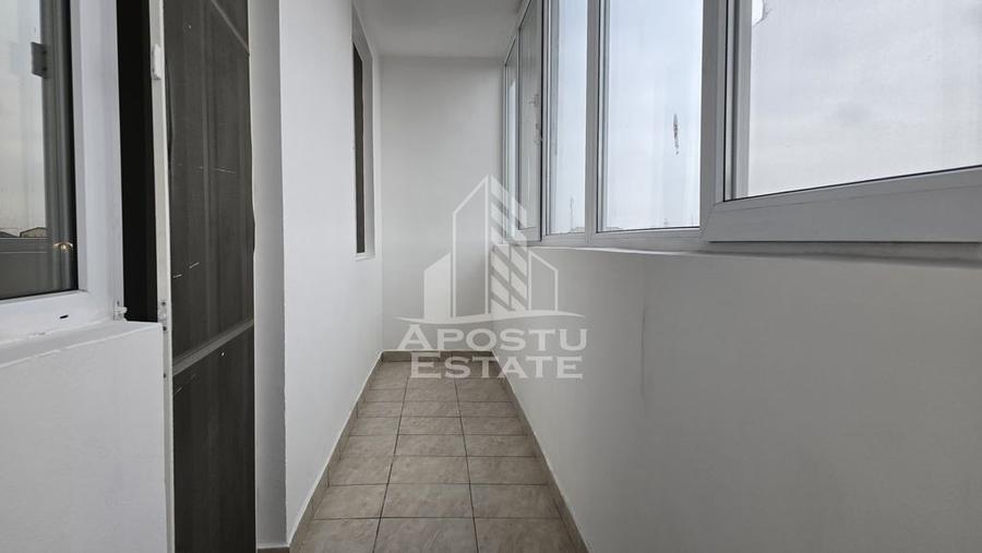 Apartament cu 4 camere semidecomandat în Aradului