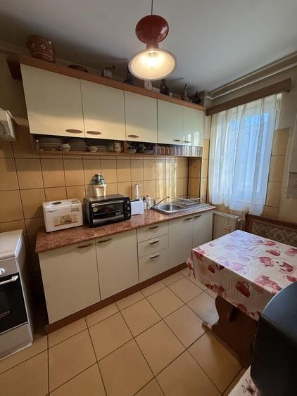 Apartament cu 3 camere semidecomandat în Drumul Carului