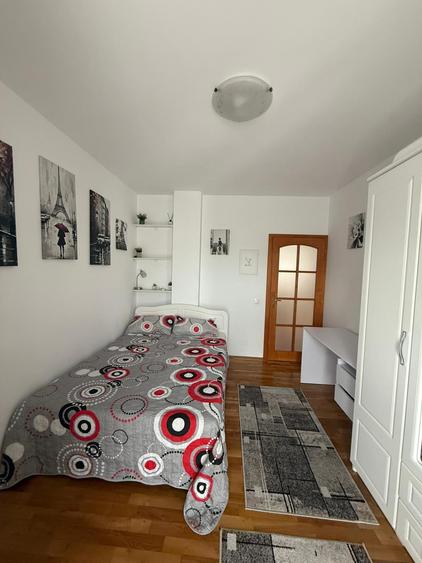 Apartament cu 3 camere semidecomandat în Central