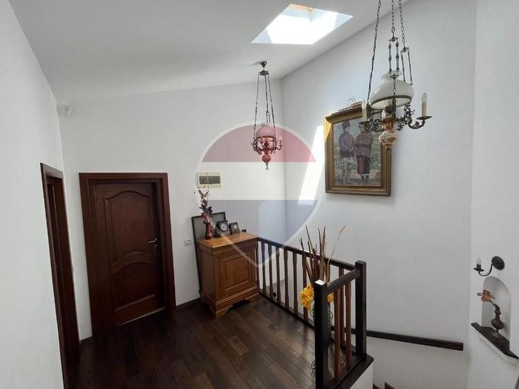 Casă cu 5 camere cu Teren 273 Mp în Butimanu