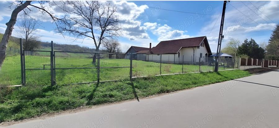 Teren de 4400 mp, în Tigveni