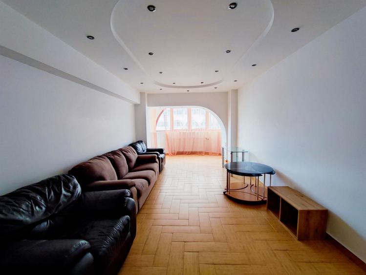 Apartament cu 4 camere decomandat, mobilat în Trocadero