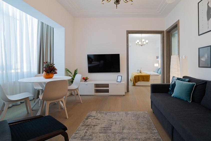 Apartament cu 3 camere, mobilat în P-ța Universității