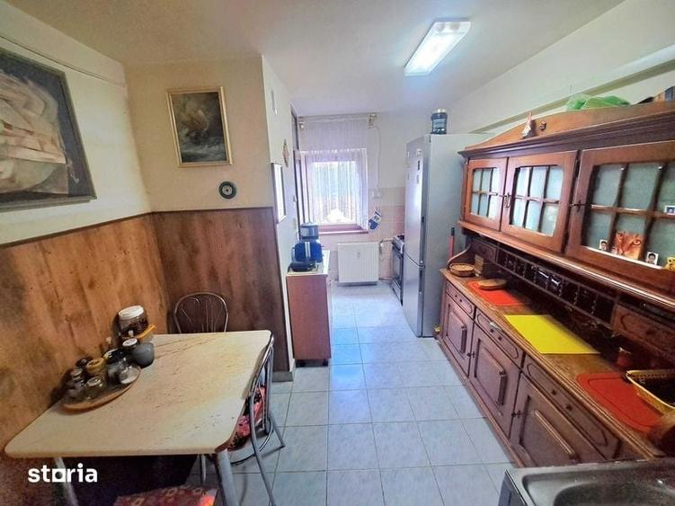 Apartament cu 3 camere decomandat în Intim