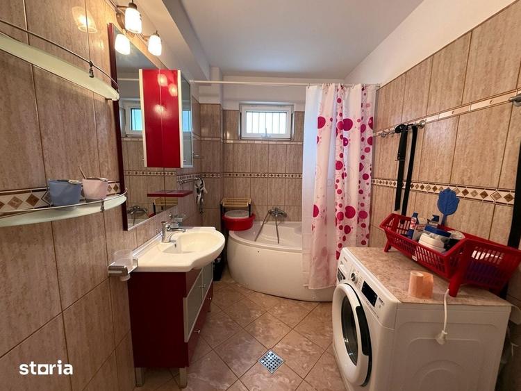 Casă cu 8 camere cu Teren 1300 Mp în Păulești