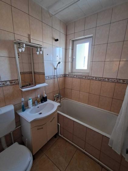 Apartament cu 3 camere semidecomandat în Exterior Vest