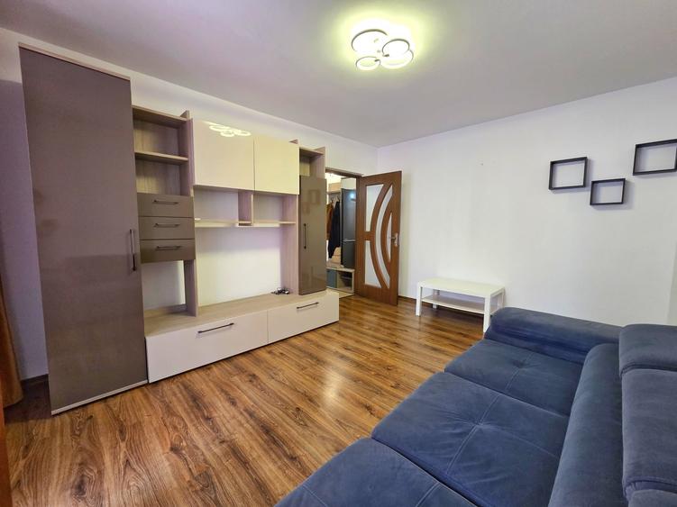 Apartament cu 3 camere semidecomandat, mobilat în Dacia
