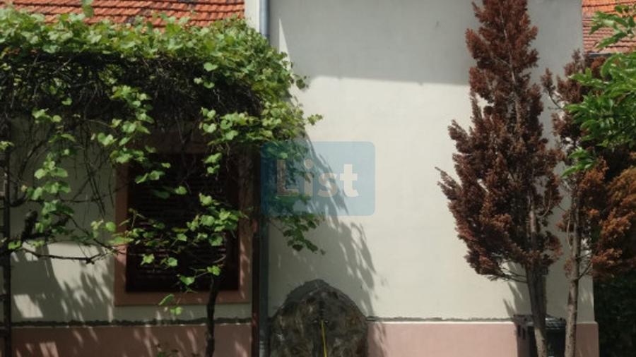 Casă cu 9 camere cu Canalizare în Centru Civic