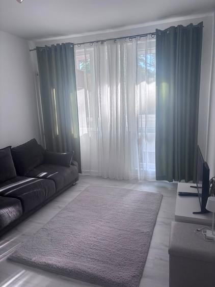 Apartament cu 3 camere decomandat în Drumul Taberei