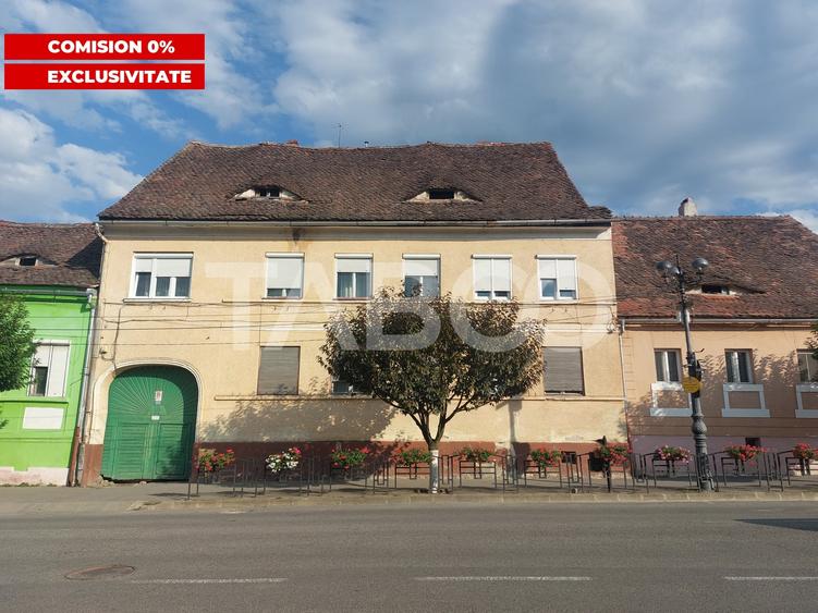Apartament cu 3 camere semidecomandat, mobilat în Cisnădie
