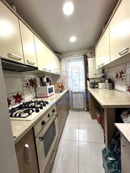 Apartament cu 3 camere semidecomandat în Filiași