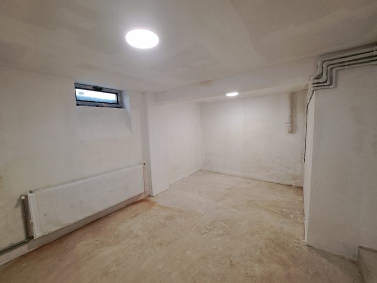 Casă individuală cu 6 camere cu Canalizare în Capitale