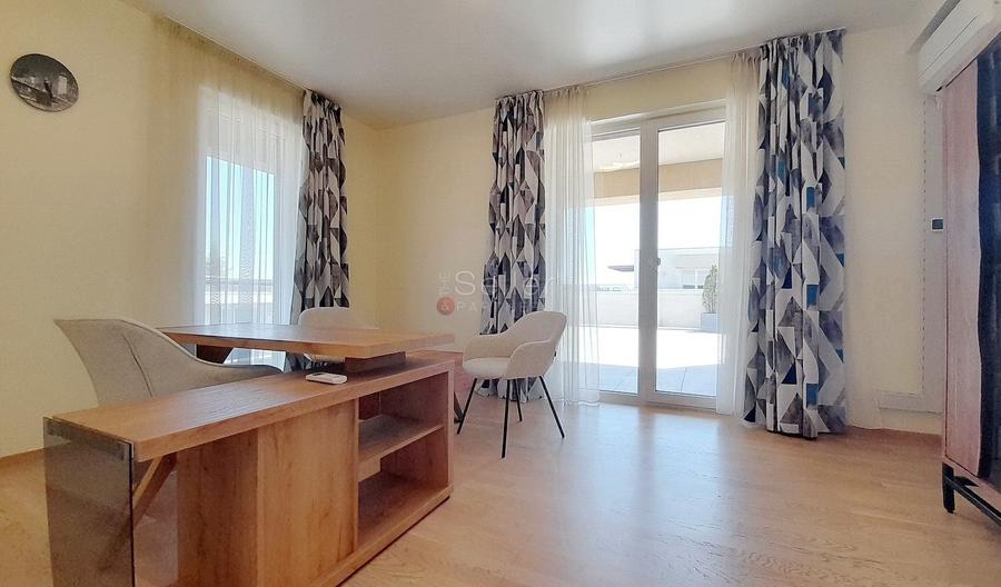 Apartament cu 4 camere decomandat, mobilat în Tractorul